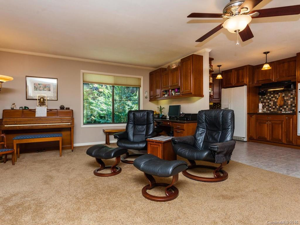 112 Brentwood Drive - Photo 2