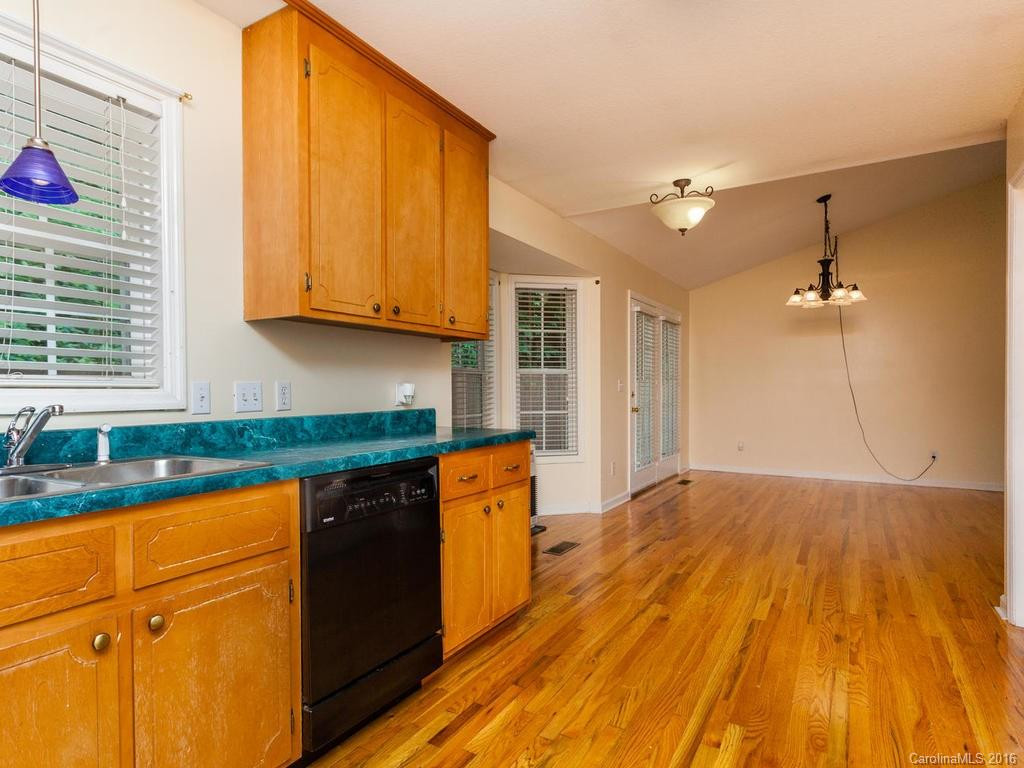 580 Lyndhurst Drive - Photo 11