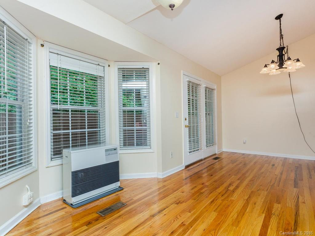 580 Lyndhurst Drive - Photo 13