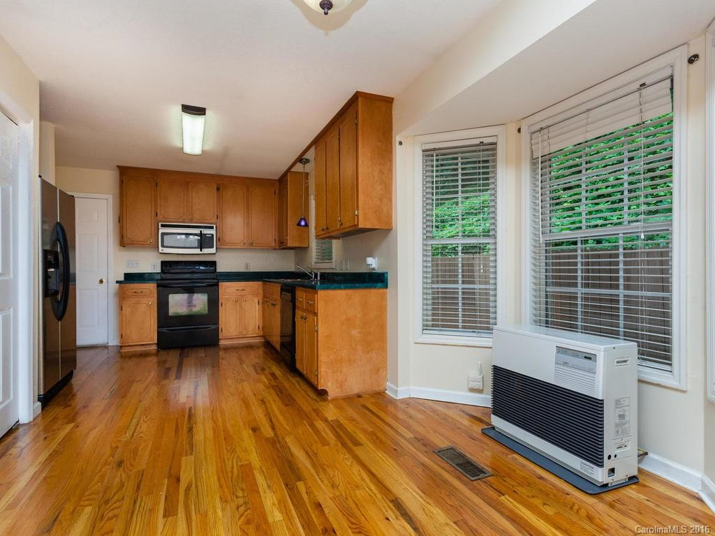 580 Lyndhurst Drive - Photo 8