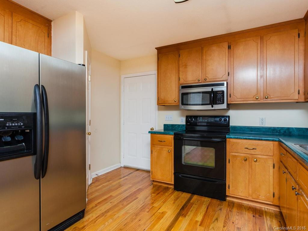 580 Lyndhurst Drive - Photo 9