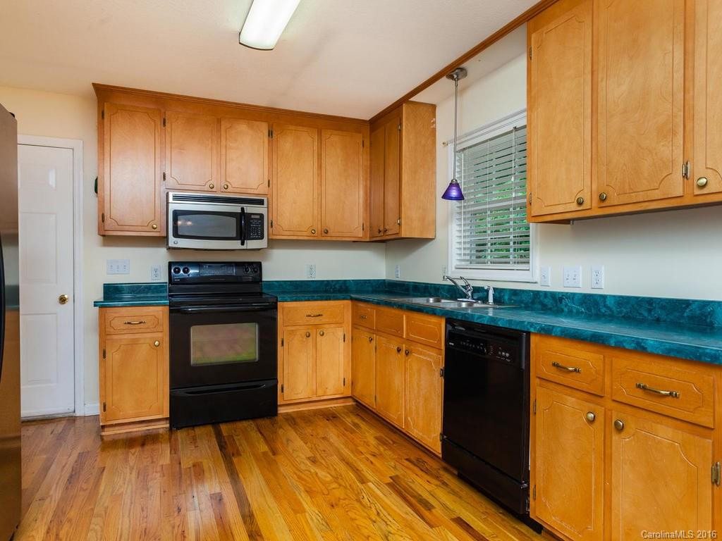 580 Lyndhurst Drive - Photo 10