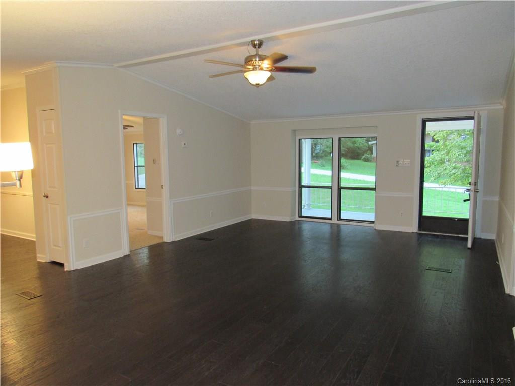 402 Hillcrest Circle - Photo 2