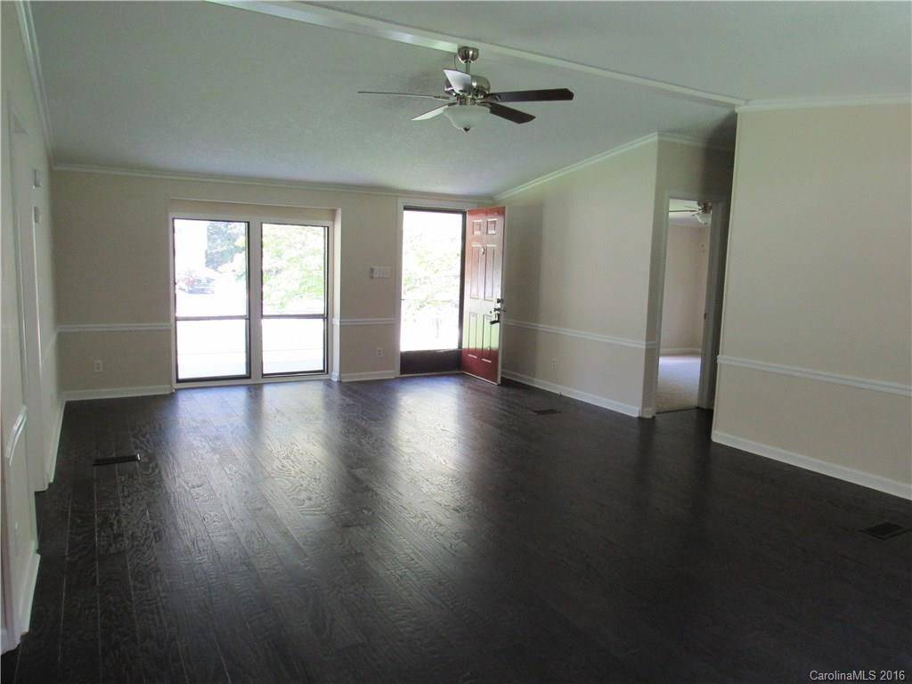 402 Hillcrest Circle - Photo 3