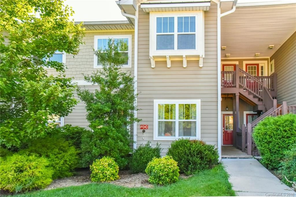 20 Fox Den Drive #203
