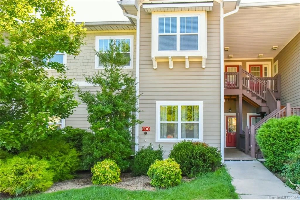 20 Fox Den Drive #203