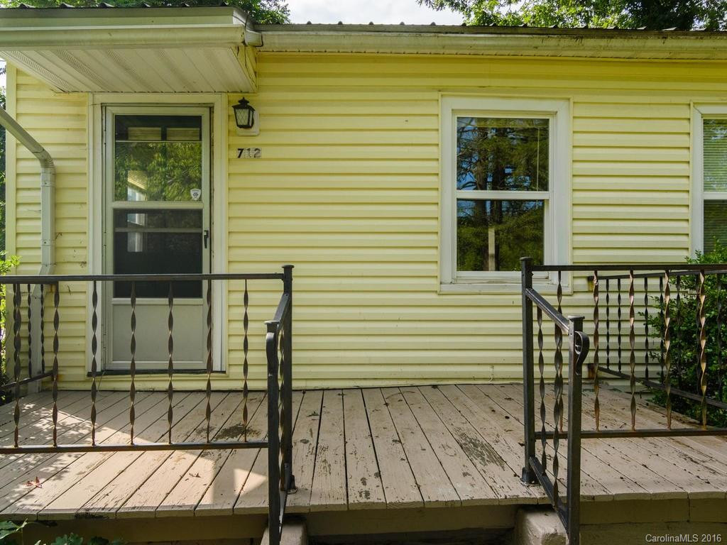 712 Center Street - Photo 2
