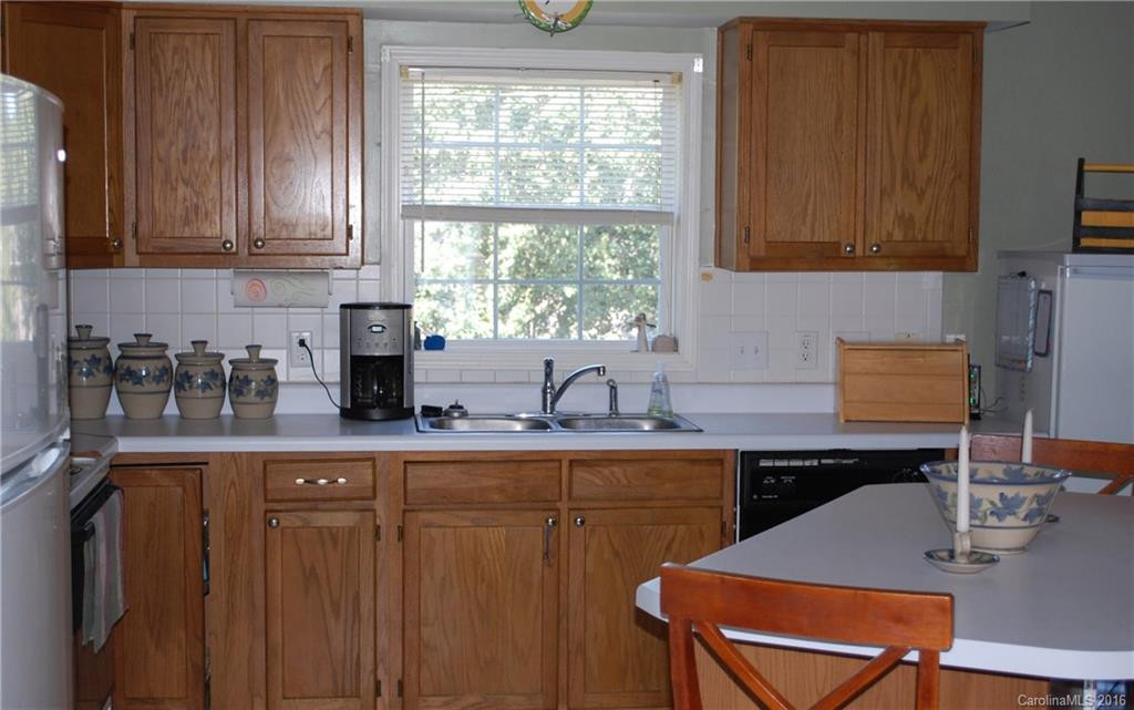 160 Carlton Drive - Photo 6