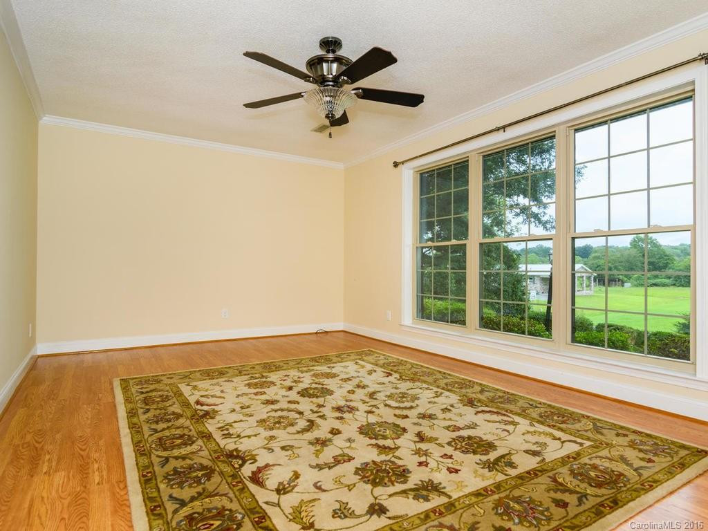 101 Pinehurst Drive - Photo 4