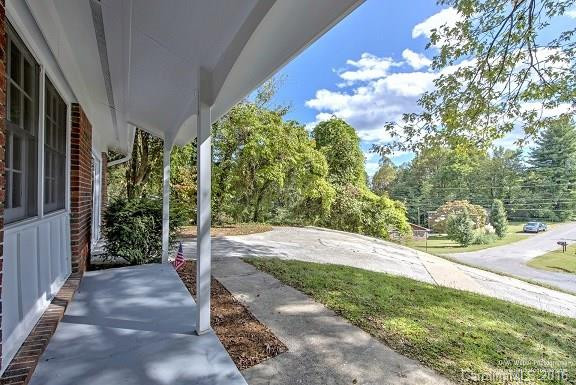 205 Ewart Drive - Photo 2