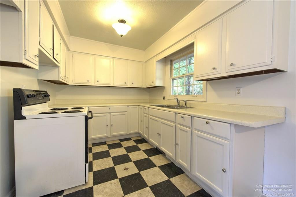 205 Ewart Drive - Photo 4