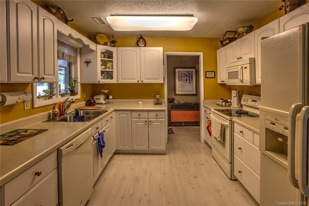 290 Skyland Drive - Photo 9