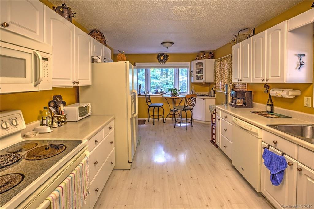 290 Skyland Drive - Photo 10
