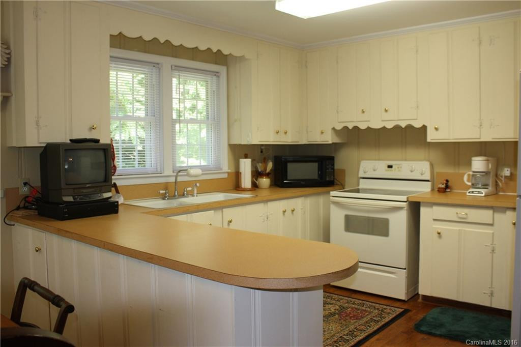 557 Memorial Highway - Photo 8