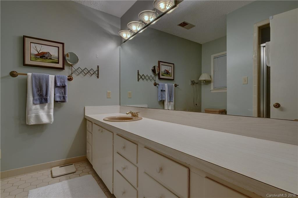 333 Round Hill Road - Photo 17