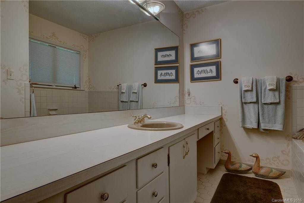 333 Round Hill Road - Photo 18