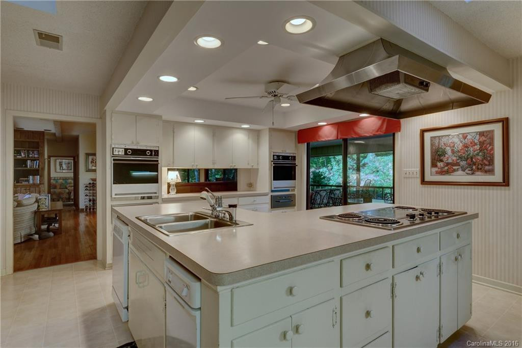 333 Round Hill Road - Photo 10
