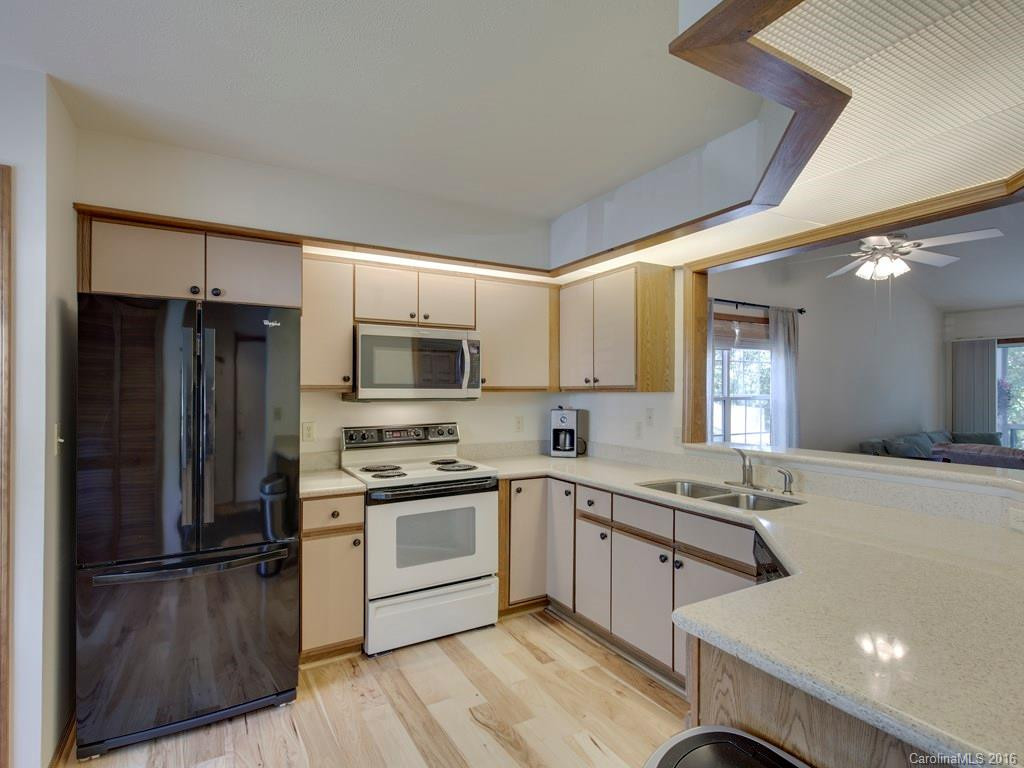 305 Laurel Park Place #18A - Photo 3