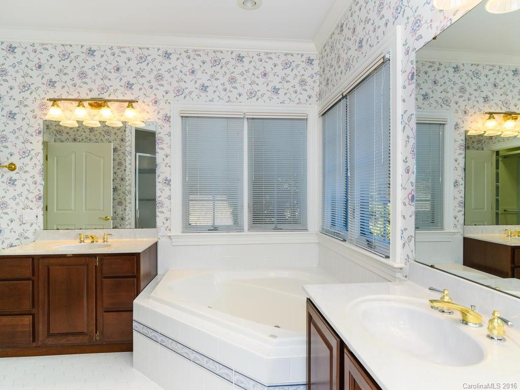 10 Tiverton Lane #27 - Photo 12