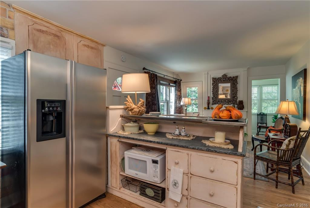 327 Sycamore Drive - Photo 2