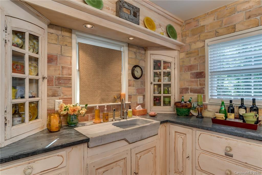 327 Sycamore Drive - Photo 3