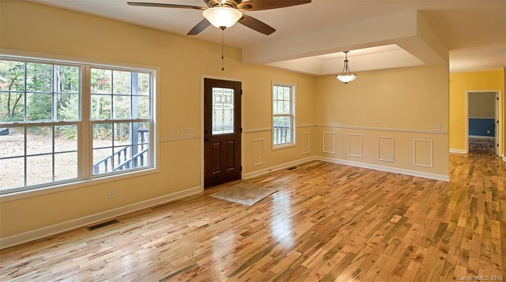 440 Ridgeway Drive - Photo 2