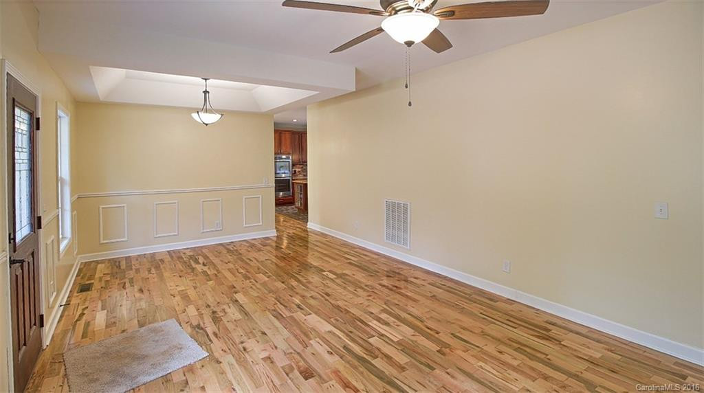 440 Ridgeway Drive - Photo 3