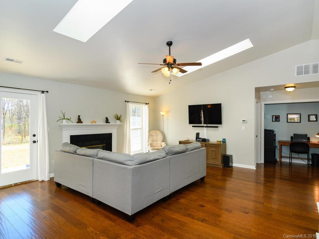 1042 Thorncrest Drive - Photo 5