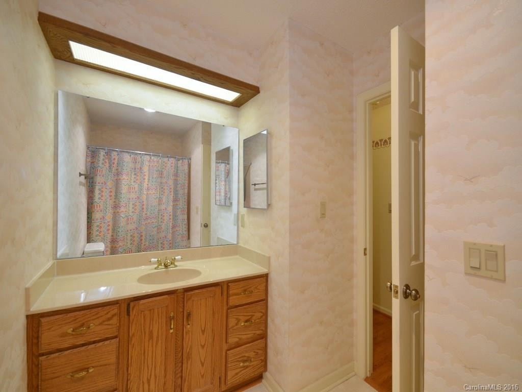 122 Cloverleaf Lane #Unit 2 - Photo 12