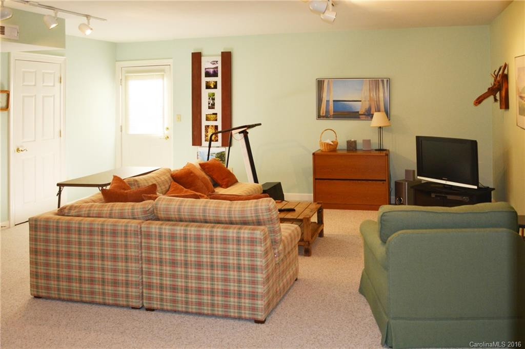 216 Pheasant Run - Photo 18