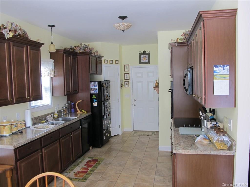 439 Meadowview Drive - Photo 3