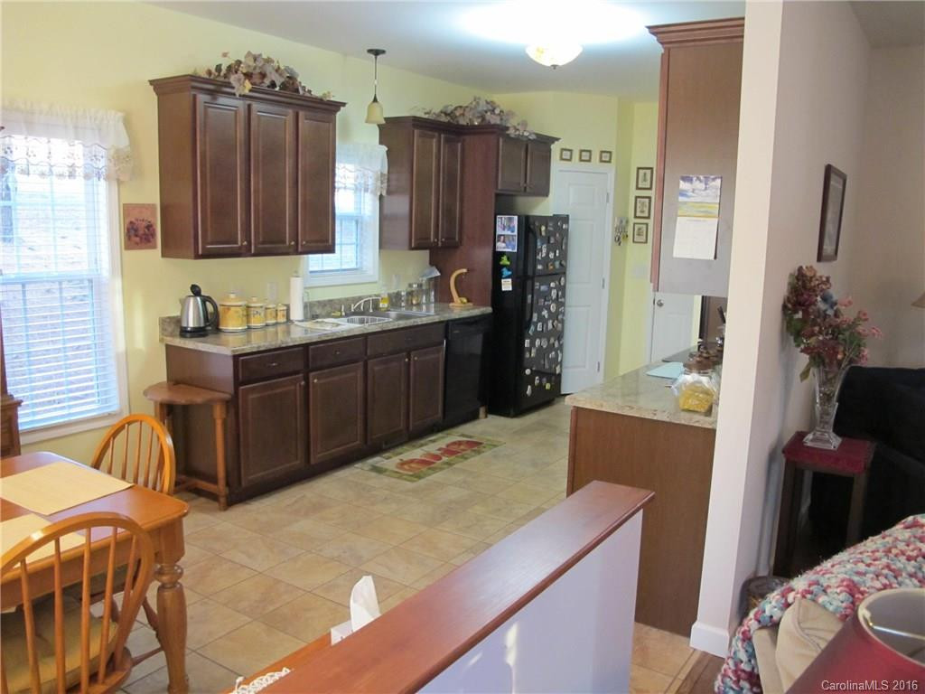 439 Meadowview Drive - Photo 4