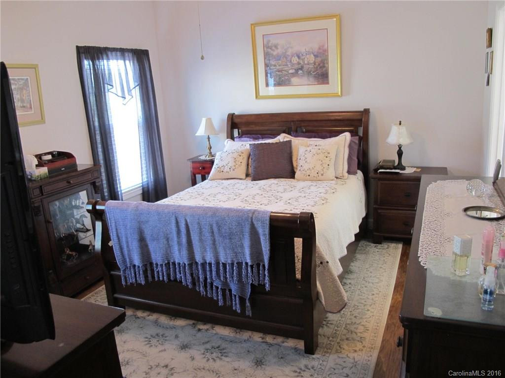 439 Meadowview Drive - Photo 8
