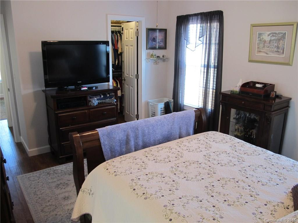 439 Meadowview Drive - Photo 9
