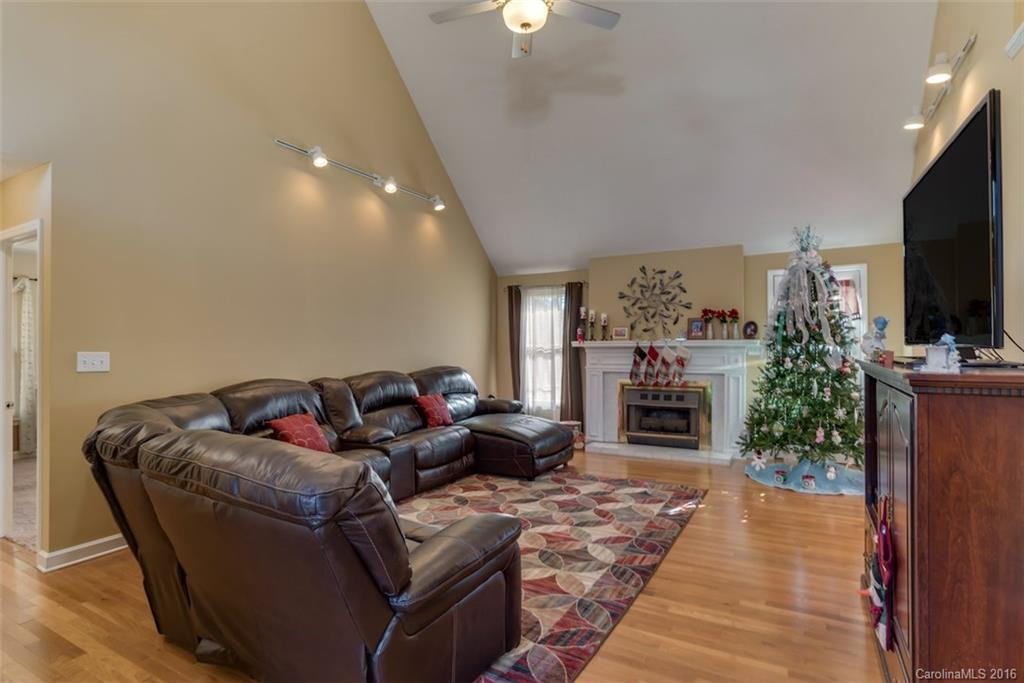 243 Briarwood Drive - Photo 4
