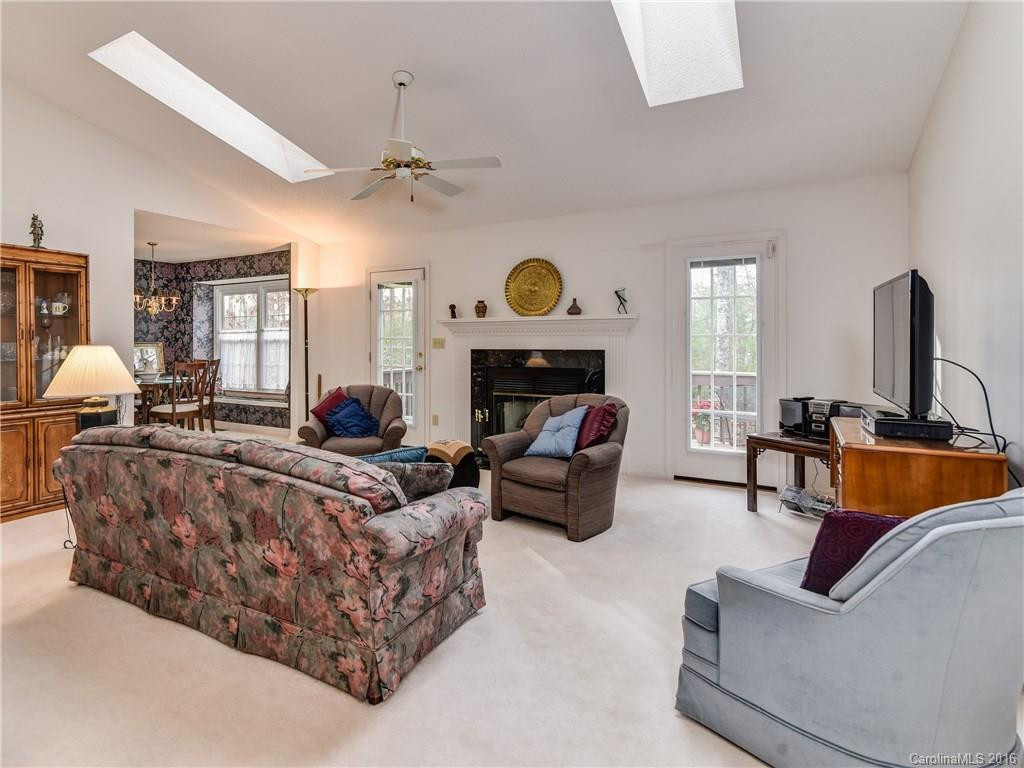 304 Springfield Court - Photo 3