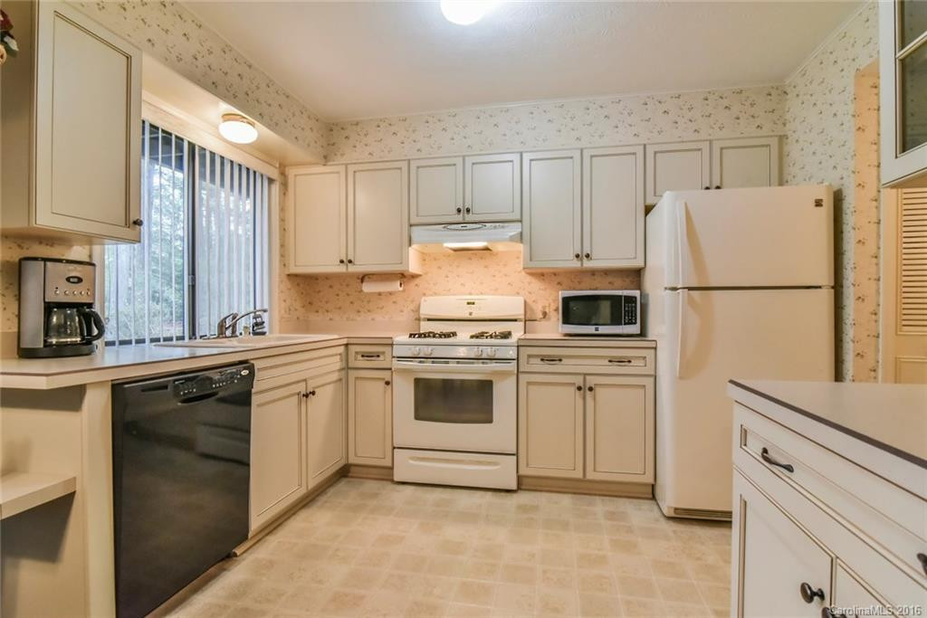 106 Laurelwood Circle #3 - Photo 2