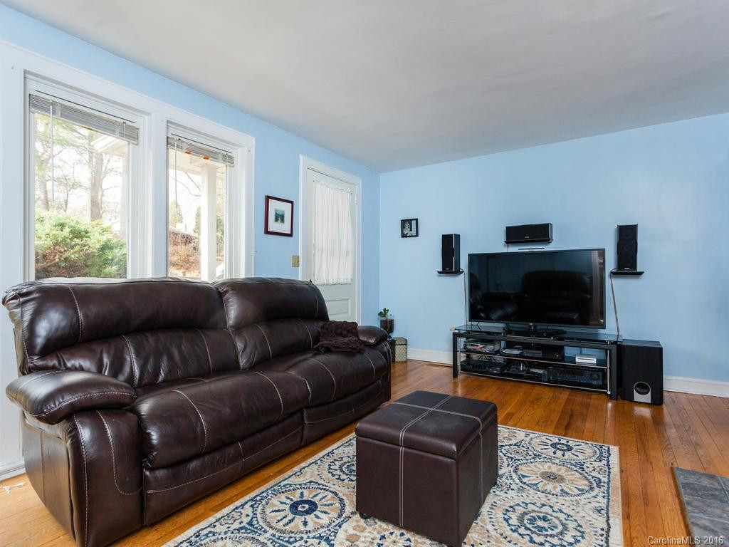 1034 Sylvan Boulevard - Photo 2