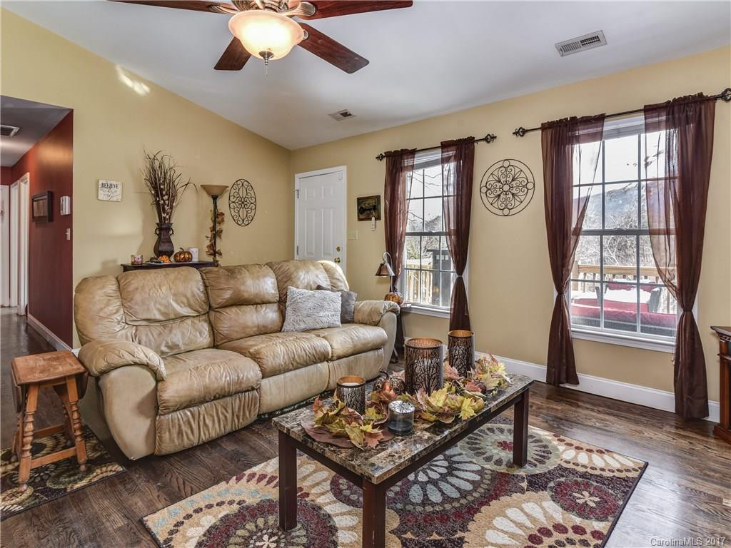 305 Northeast Avenue - Photo 8