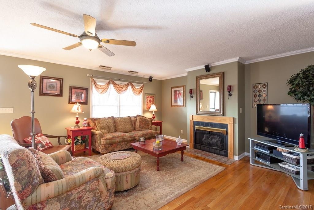 70 Knollview Drive #10 - Photo 12