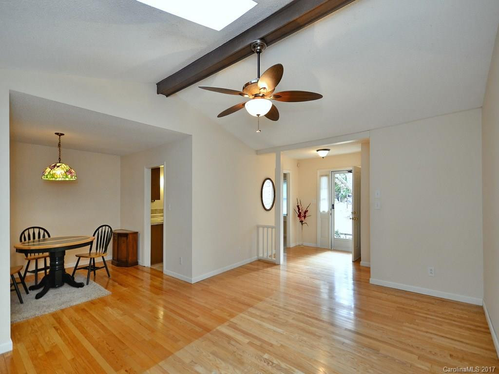 406 Creekside Drive - Photo 2