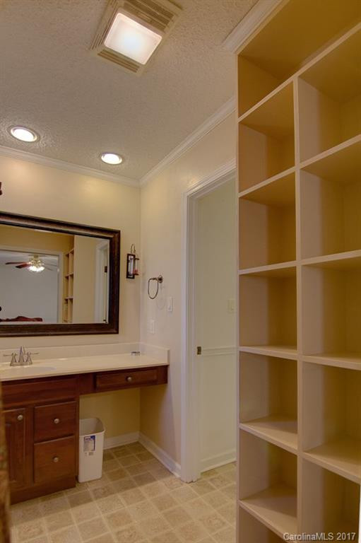 24 Charles Lance Place - Photo 8