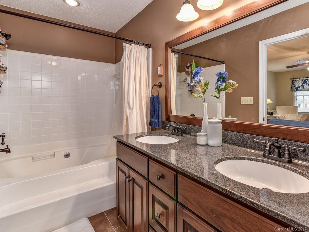 8 Fox Lair Court - Photo 13