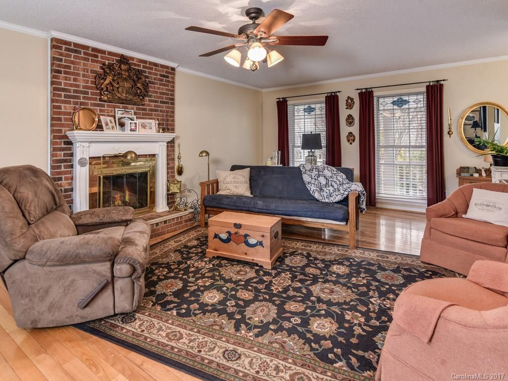 8 Fox Lair Court - Photo 5