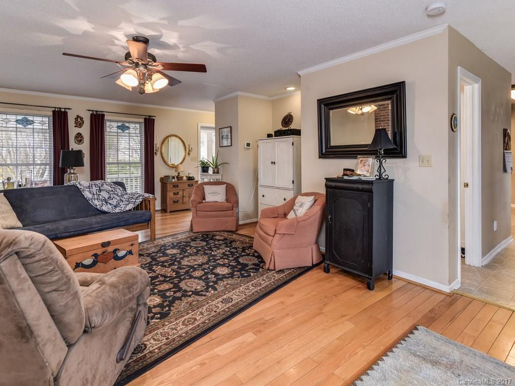 8 Fox Lair Court - Photo 6