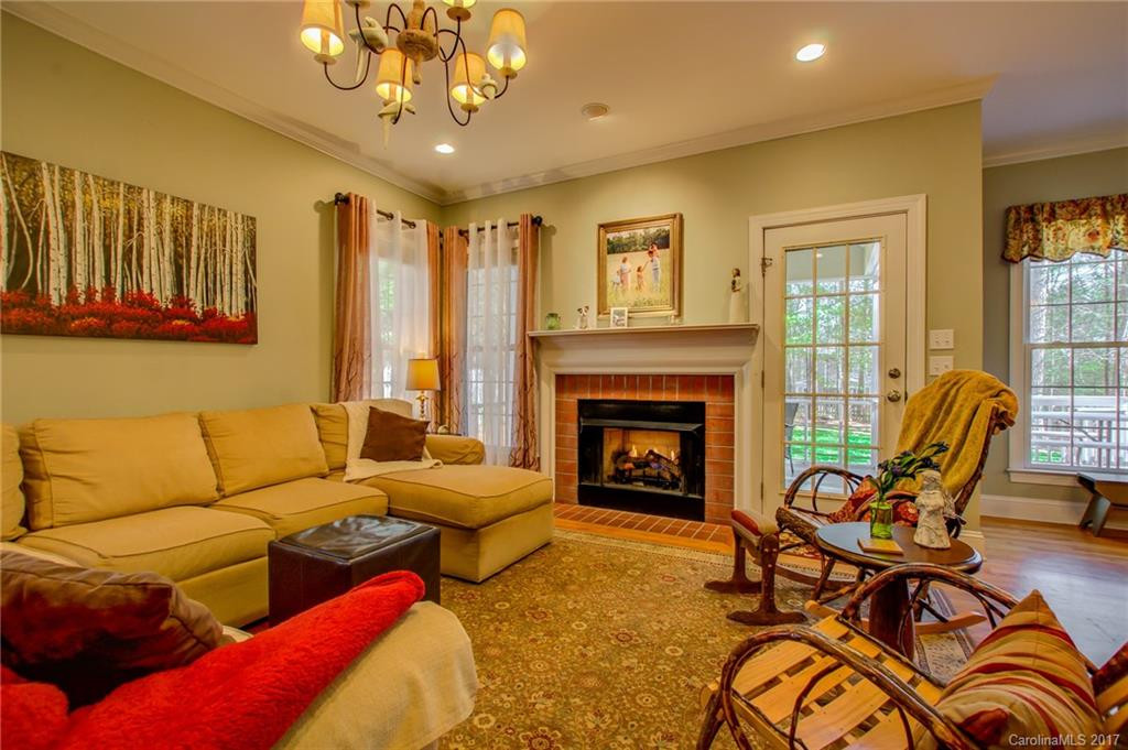 1006 Columbine Road - Photo 2