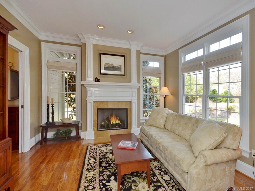 1128 Burnside Drive - Photo 3