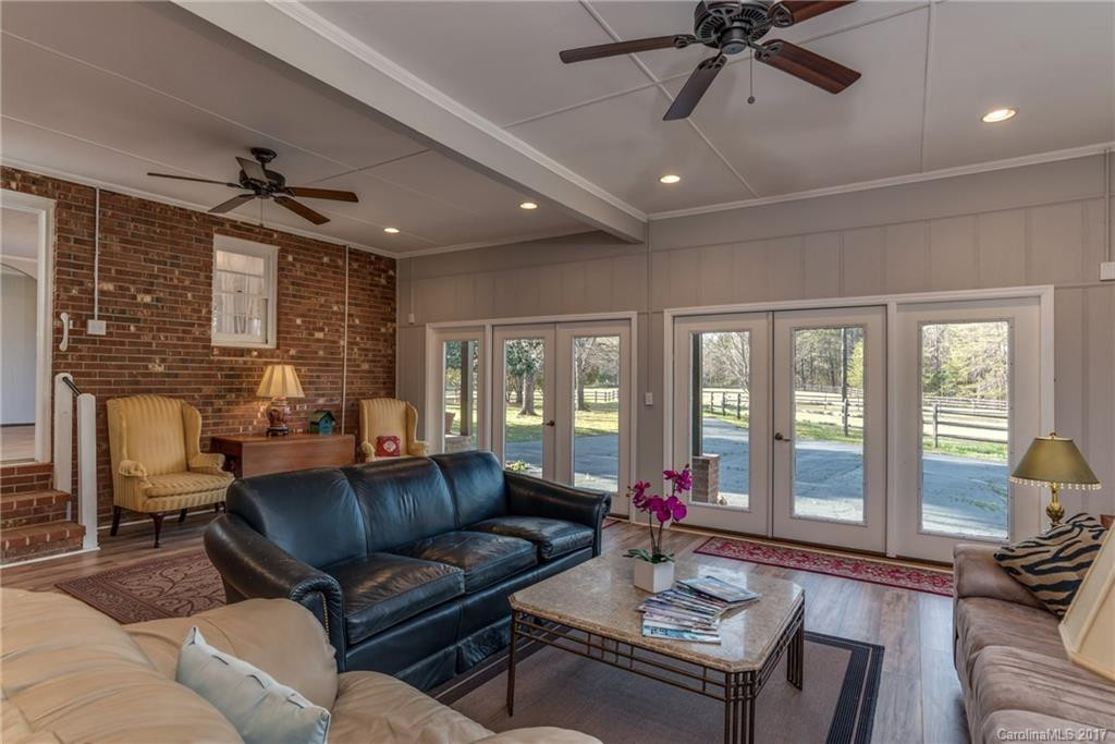 3111 Collinsville Road - Photo 6
