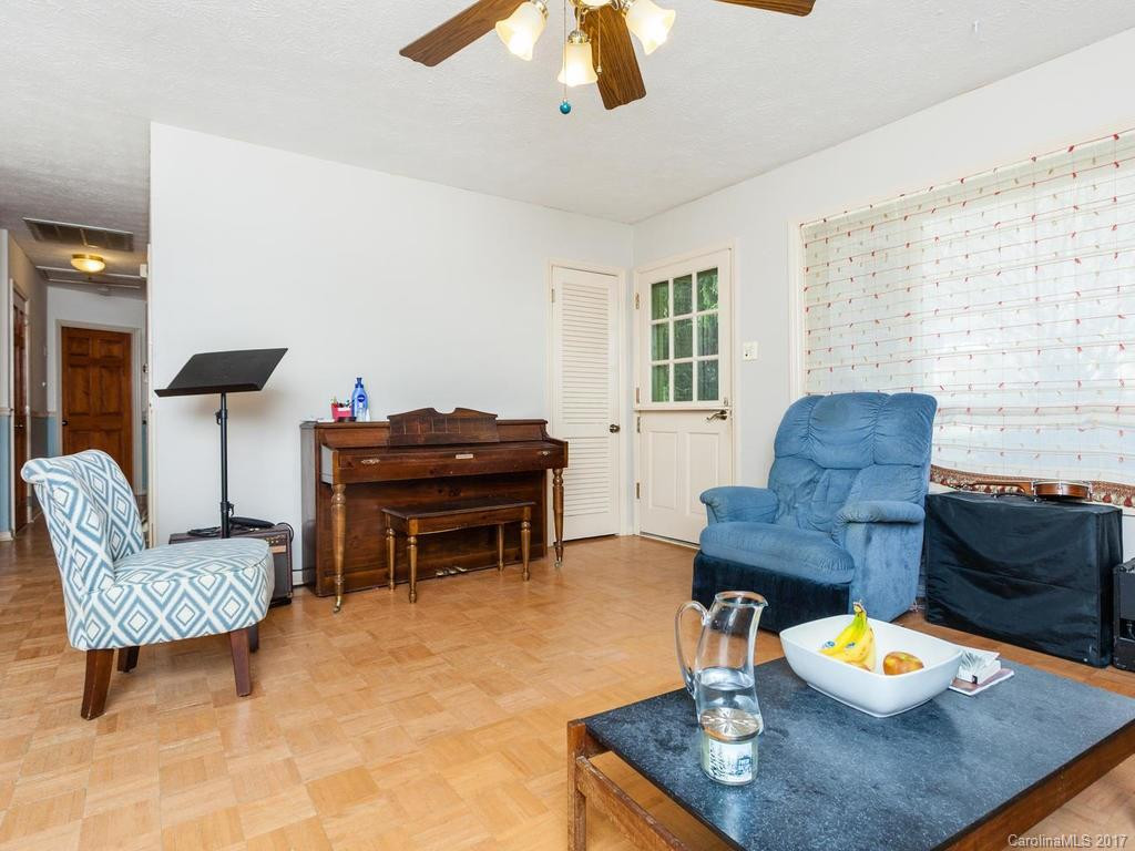 8 Hillview Circle - Photo 2