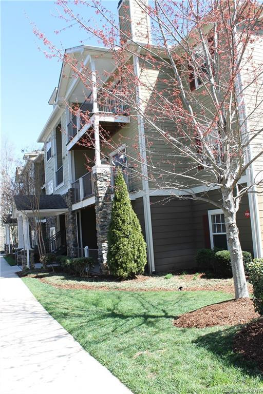900 Vista Lake Drive #302